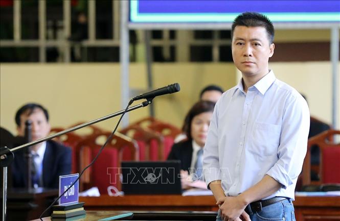 Bị cáo Phan Sào Nam, nguyên Chủ tịch HĐQT Công ty VTC online trả lời trước tòa. Ảnh: Trung Kiên/TTXVN
