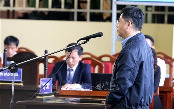 Bị cáo Nguyễn Văn Dương, nguyên Chủ tịch HĐQT Công ty TNHH Đầu tư phát triển an ninh công nghệ cao (CNC) trả lời trước tòa. Ảnh: Trung Kiên/TTXVN
