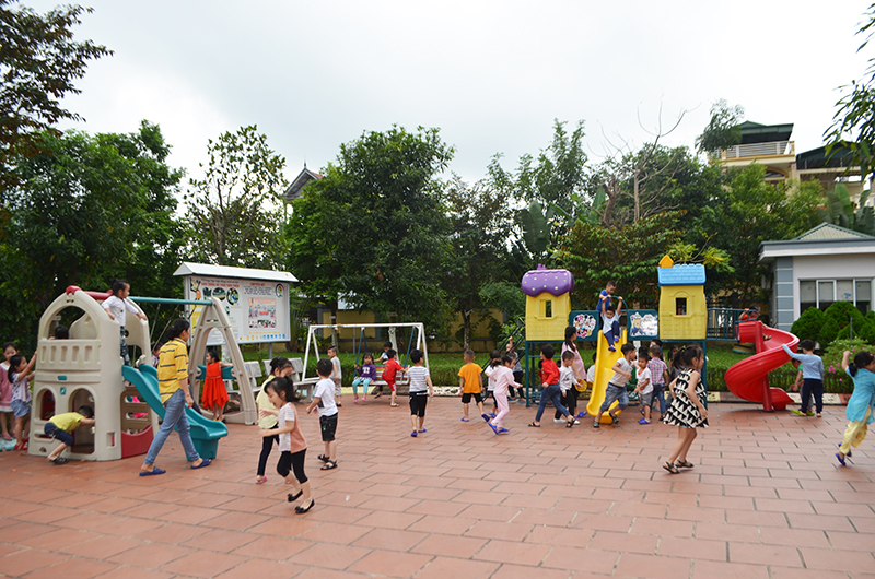 Sân chơi của Trường mầm non Hoa Mai Vàng (phường Quang Trung, TP Uông Bí rộng rãi, thoáng, giúp trẻ có không gian vận động). Ảnh: Thanh Hoa.