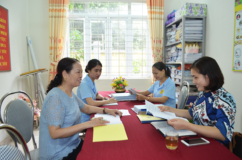 Với nỗ lực trong nghề, cô Luyến (đầu tiên, bên trái) đã nhận được sự tín nhiệm từ đồng nghiệp, phụ huynh 