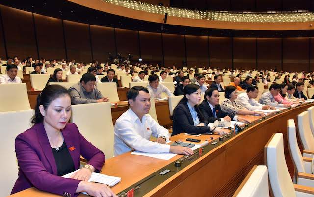 Đại biểu Quốc hội nhấn nút biểu quyết Luật Cảnh sát biển Việt Nam.