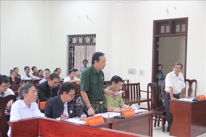 Ông Nguyễn Văn Dũng (người đứng mặc áo xanh) tranh luận tại phiên toà. Ảnh: Thanh Tân/TTXVN