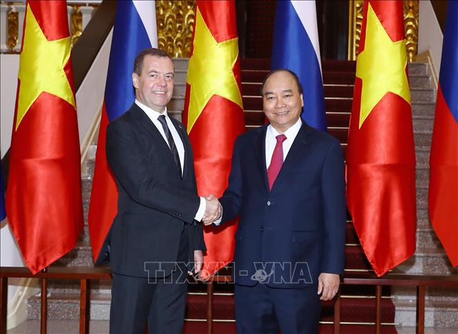 Thủ tướng Nguyễn Xuân Phúc chụp ảnh chung với Thủ tướng LB Nga Dmitry Medvedev trước khi tiến hành hội đàm, tại Văn phòng Chính phủ. Ảnh: Thống Nhất/TTXVN