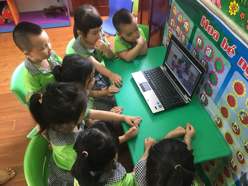 Học sinh Trường mầm non Hoa Hồng chăm chú và thích thú khi được học bài trên máy tính. Ảnh: Hồng Phương (TP Móng Cái).
