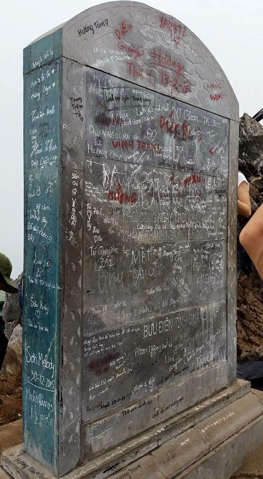 Bia đá trên đỉnh núi Bài Thơ (di tích cấp quốc gia) từng có lúc bị viết, vẽ bậy chằng chịt. Ảnh: kenh14.vn