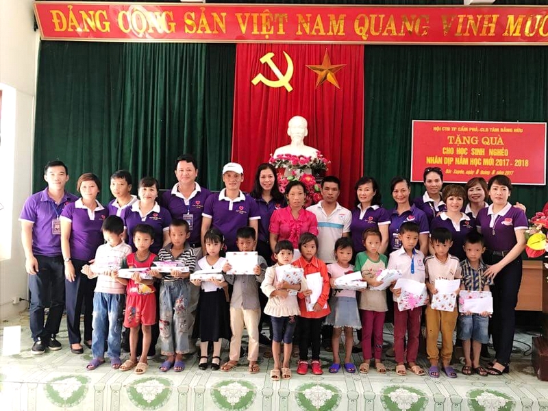 Các thành viên CLB Tâm Bằng Hữu Cẩm Phả thăm, tặng quà cho các em học sinh nghèo tại thôn Đài Van, xã Đài Xuyên, huyện Vân Đồn. Ảnh: Minh Đức