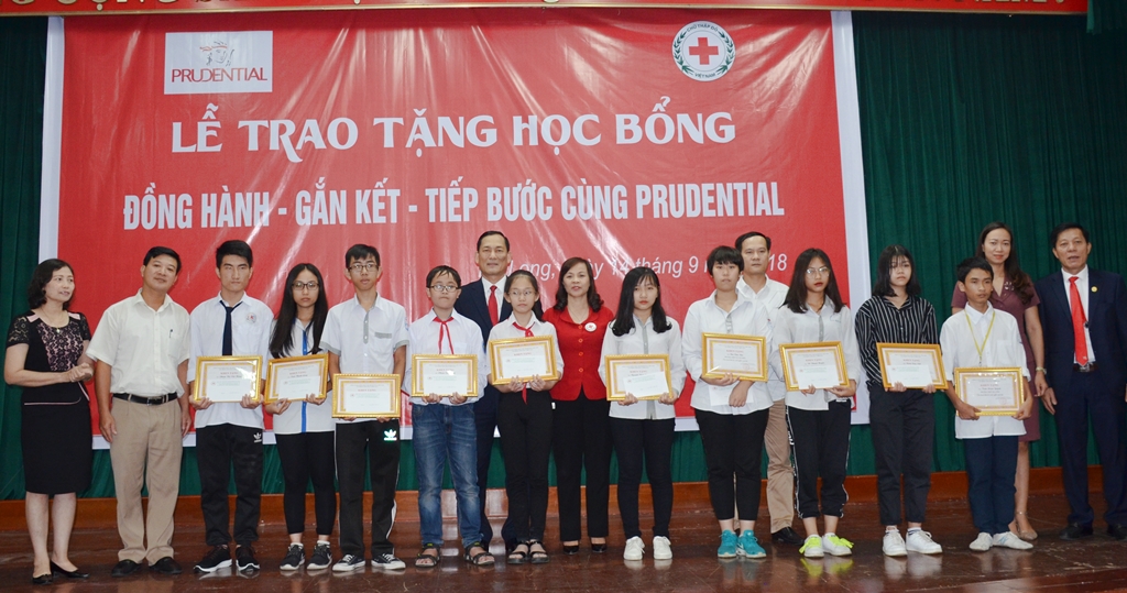 Hội CTĐ tỉnh phối hợp trao học bổng cho học sinh nghèo vượt khó trên địa bàn TP Hạ Long