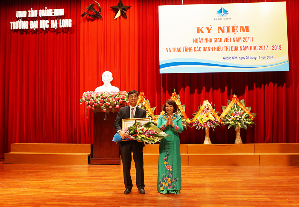 Đồng chí Trần Trung Vỹ, Bí Thư Đảng ủy, Phó Hiệu trưởng nhà trường trao giấy khen cho các sinh viên có thành tích xuất sắc trong năm học.