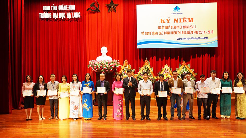Trường Đại học Hạ Long tặng giấy khen cho các cá nhân có thành tích thi đua trong nhà trường.