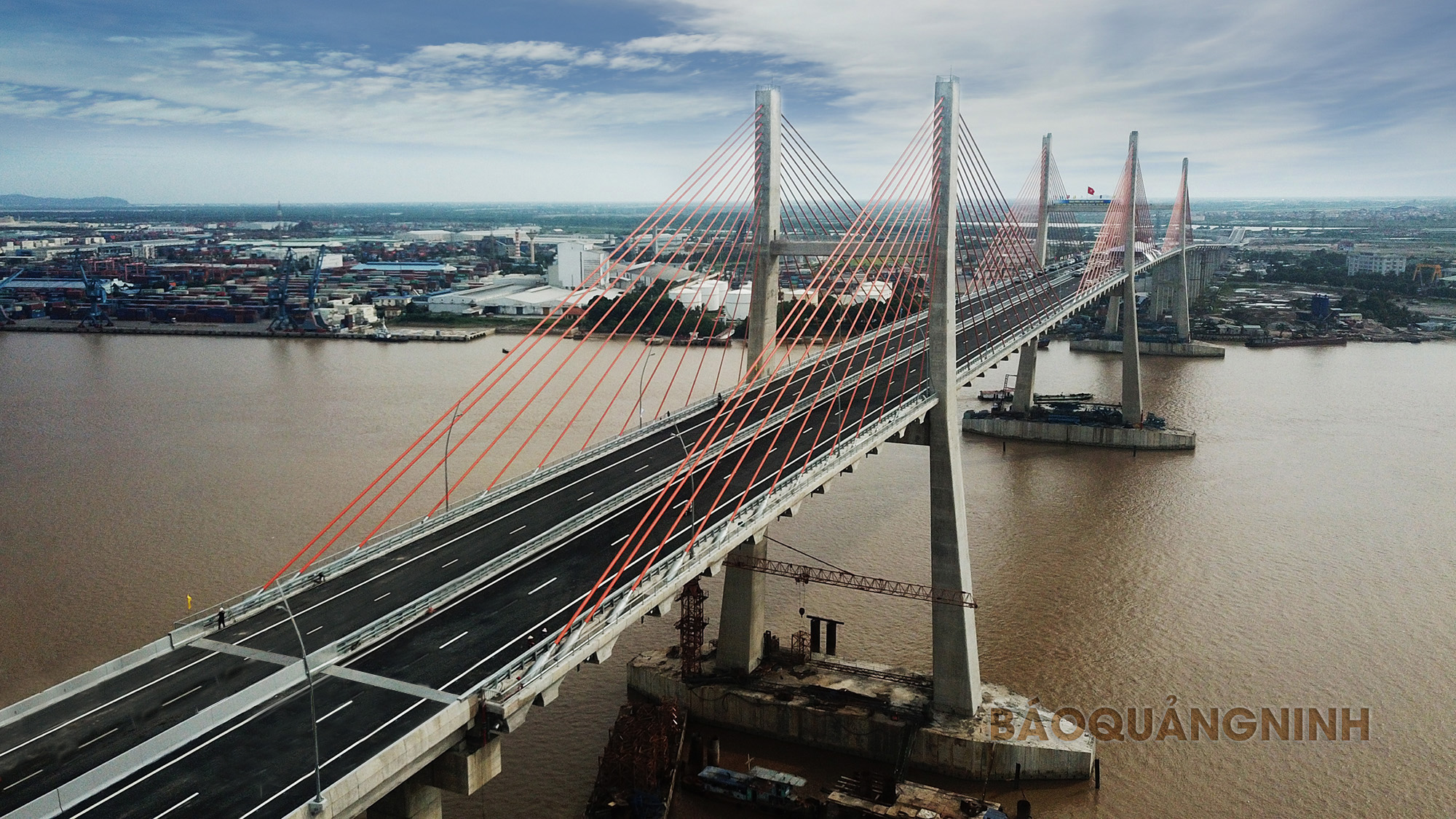 Cầu Bạch Đằng, cao tốc Hạ Long - Hải Phòng hoàn thành đưa vào sử dụng tháng 9/2018là bước đột phá quan trọng về hạ tầng giao thông kết nối vùng kinh tế trọng điểm phía Bắc