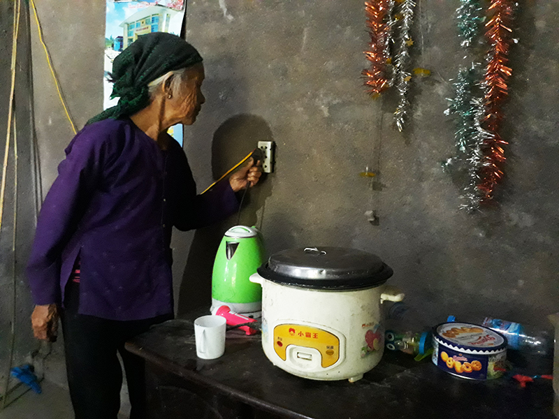 Với chính sách hỗ trợ về tiền điện cho hộ nghèo, gia đình bà Bùi Thị Dường, thôn Chang Nà, xã Tình Húc, huyện Bình Liêu bớt đi một phần chi phí, đỡ phần vất vả trong sinh hoạt.