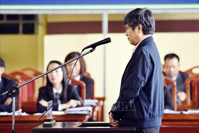 Bị cáo Nguyễn Thanh Hóa - nguyên Cục trưởng Cục Cảnh sát phòng chống tội phạm công nghệ cao, trả lời trước tòa. Ảnh: Trung Kiên/TTXVN
