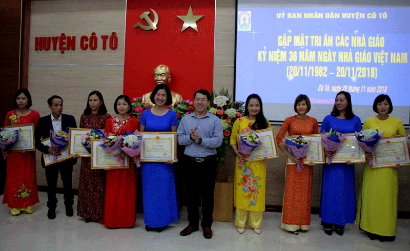 UBND huyện Cô Tô đã trao tặng giấy khen cho 10 thầy giáo, cô giáo tiêu biểu vì đã có nhiều đóng góp cho sự nghiệp giáo dục của huyện Cô Tô