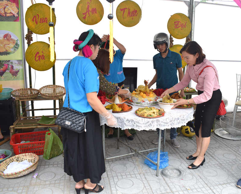 Bày mâm cỗ tại Lễ hội ẩm thực Gà Tiên Yên