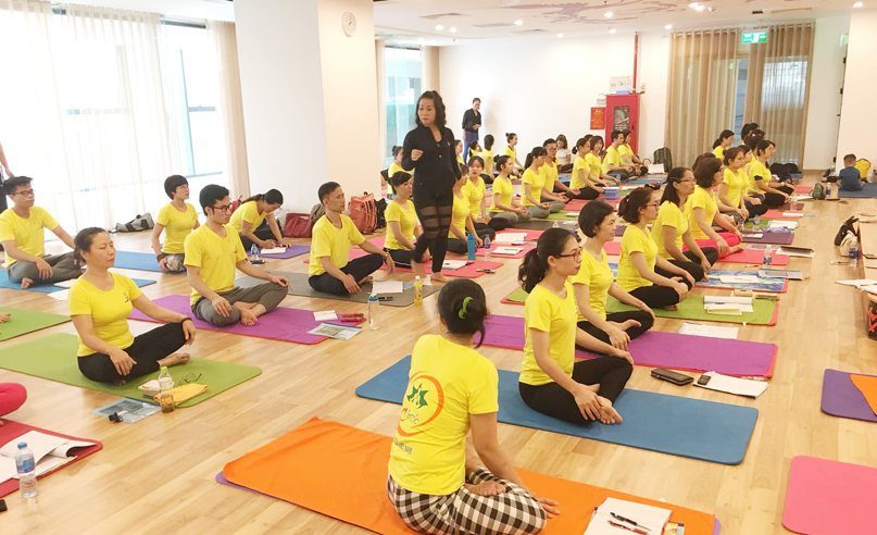 Một lớp học yoga. 