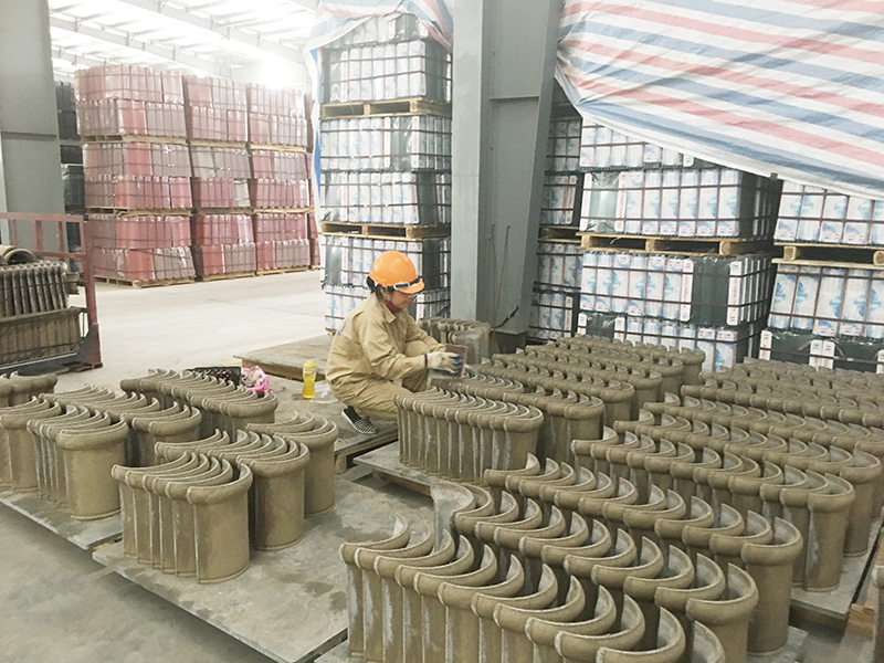 Công nhân kiểm tra sản phẩm ngói không nung tại Công ty TNHH Xây dựng Thanh Tuyền