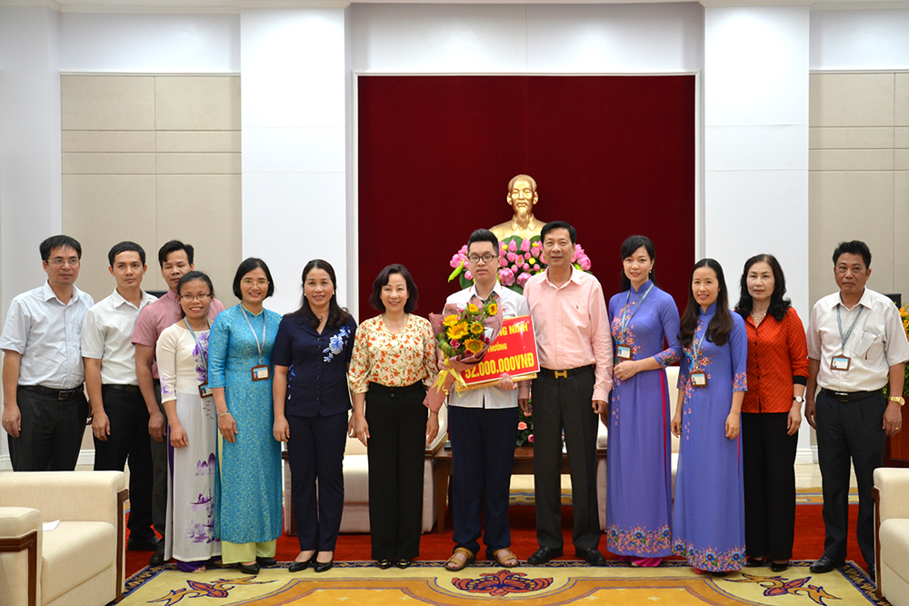 Cô giáo Nguyễn Thị Thu Hằng, Trường THPT Chuyên Hạ Long (thứ 5 từ trái sang) là 1 trong 2 nhà giáo được Bộ GD&ĐT vinh danh năm 2018.