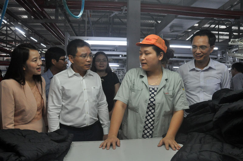 Đồng chí Phó Chủ tịch UBND tỉnh hỏi thăm tình hình đời sống, công việc của công nhân Công ty May mặc Hoa Lợi Đạt Việt Nam trong KCN.