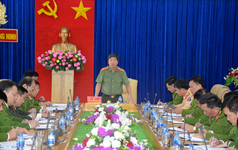 Đại tá Đỗ Văn Lực, Giám đốc Công an tỉnh phát biểu chỉ đạo tại cuộc họp.