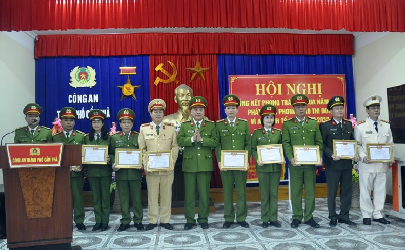 Trung tá Nguyễn Thị Lan Anh (thứ tư phải qua trái) nhận danh hiệu CSTĐ cấp cơ sở do Công an tỉnh trao tặng.