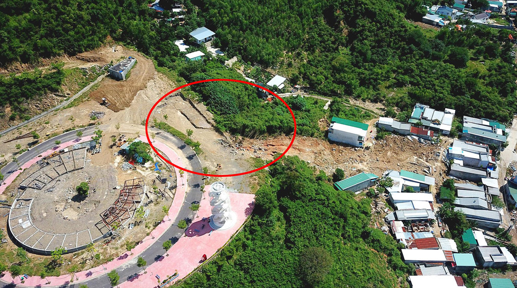 Hồ bơi bị vỡ bờ ở dự án khu nhà ở cao cấp Hoàng Phú Nha Trang. Ảnh: M.Hoàng.
