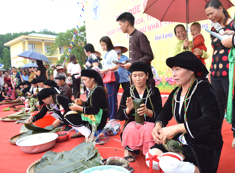 Chị em phụ nữ còn được thể hiện sự đảm đang trong môn thi gói bánh chưng dài