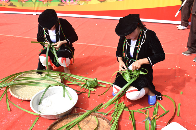 Gói bánh lá hẹ đan vỏ bánh cũng là một nghệ thuật