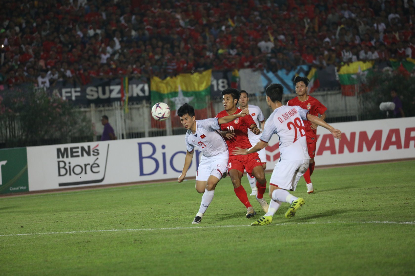 Tuyển Việt Nam đã có một thế trận hay trong trận đấu gặp Myanmar ngày 20/11. Ảng: AFF Suzuki Cup