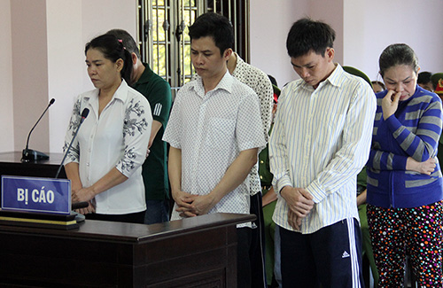 Trần Kiều Trang (bìa trái) cùng các đồng phạm tại phiên toà. Ảnh: Thế Phong.