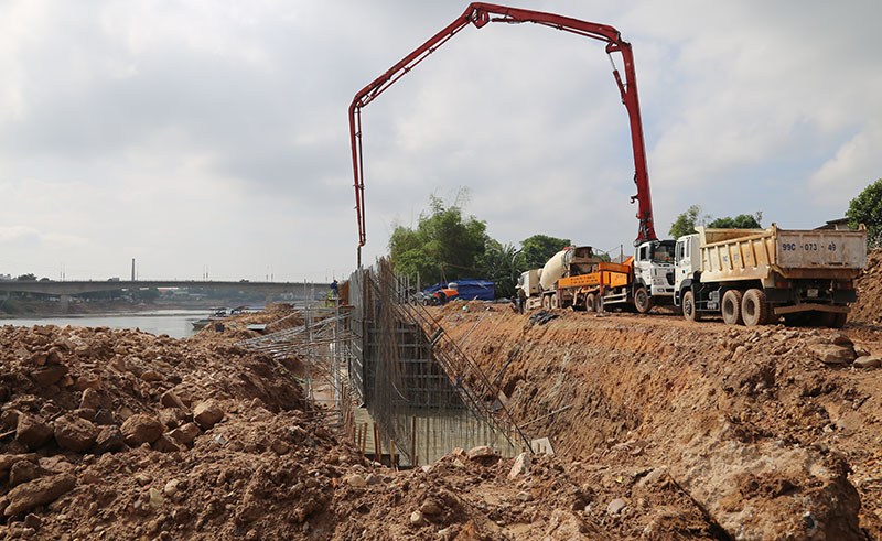 Dự án kè sông Ka Long đang được đẩy nhanh tiến độ thi công.