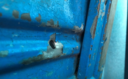 Dấu vết viên đạn xuyên thủng chiếc xe ba gác đậu trong sân nhà ông Châu.