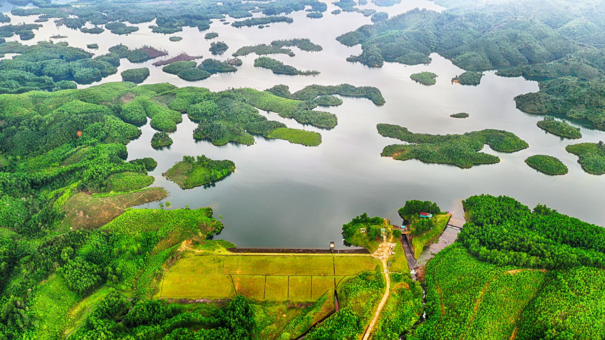 Hồ thủy lợi  Trúc Bài Sơn mang vẻ đẹp nên thơ, lãng mạn.