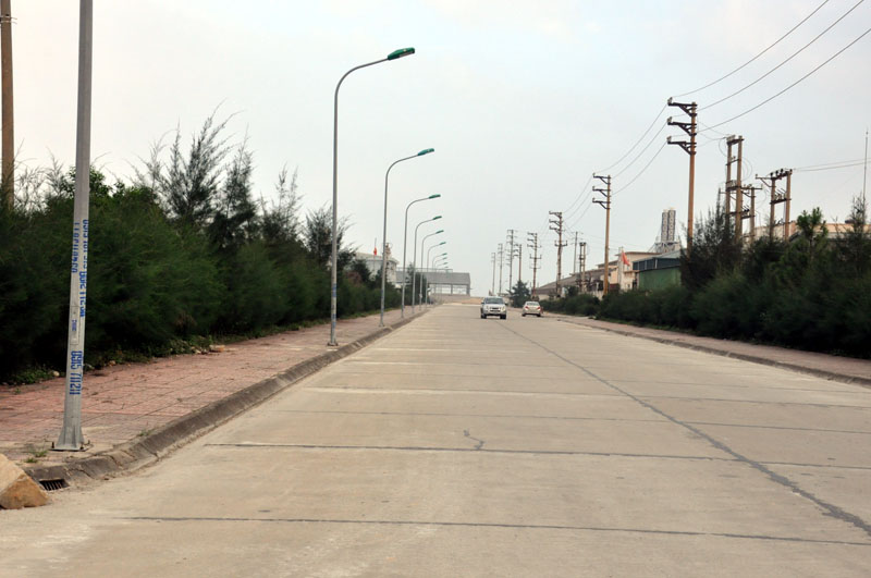 Hạ tầng giao thông nội bộ và hệ thống cây xanh trong KCN Việt Hưng đã và đang được đầu tư hoàn thiện