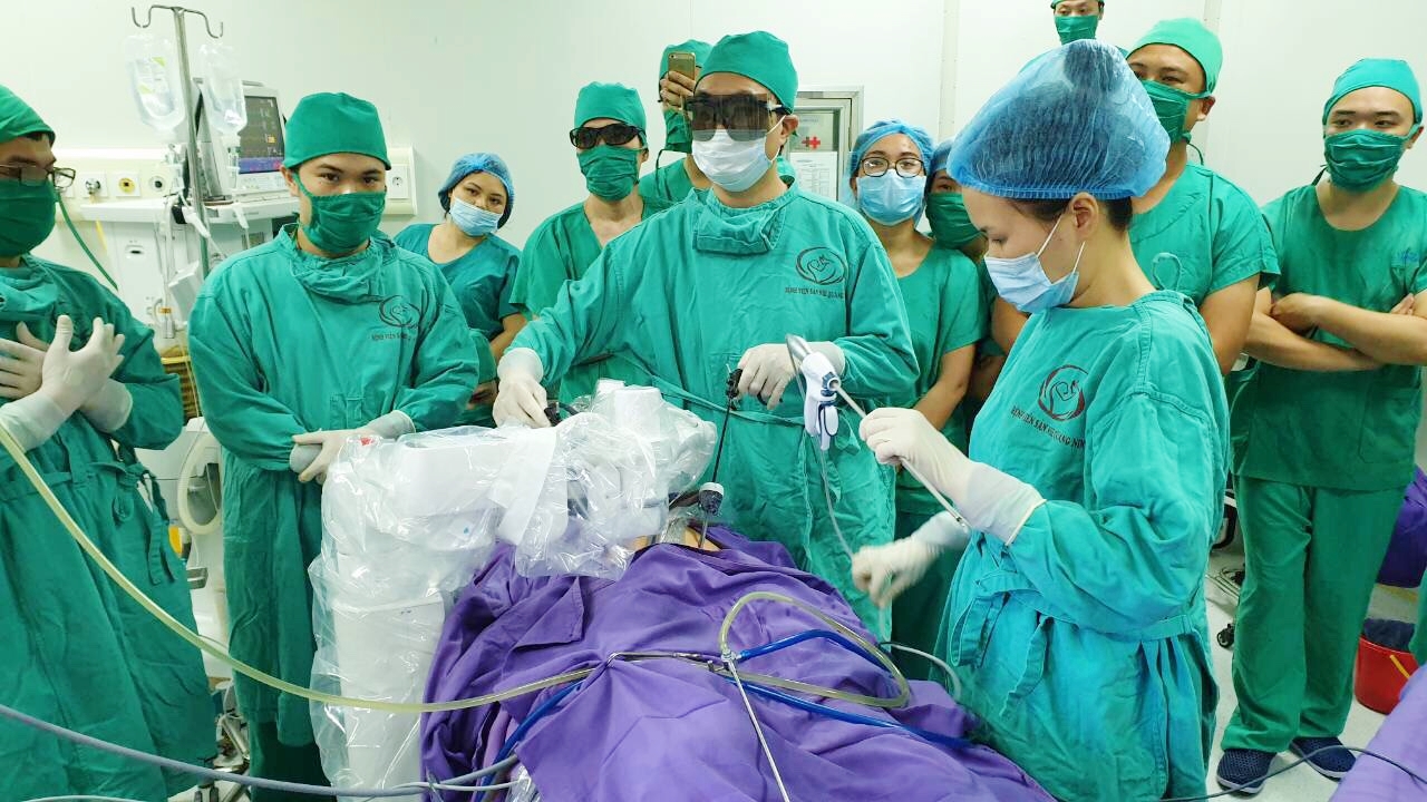 Cánh tay robot được áp dụng trong phẫu thuật nội soi tại Bệnh viện Sản Nhi Quảng Ninh. Ảnh