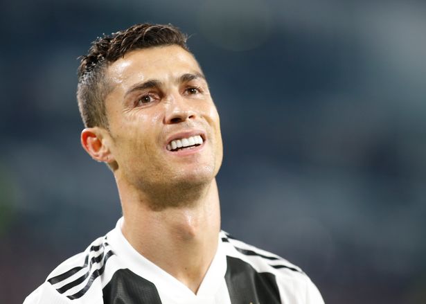  Ronaldo bị loại khỏi cuộc đua QBV cùng với Lionel Messi.