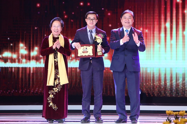 Nguyên Phó Chủ tịch nước Nguyễn Thị Doan trao Giải Nhất lĩnh vực Y dược cho GS.TS Trần Văn Thuấn- Giám đốc Bệnh viện K