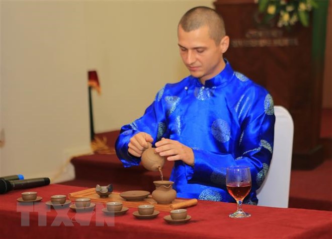 Nghệ nhân Andrei Ivanov giải nhất pha chế trà 2017 biểu diễn pha trà tại lễ khai mạc. (Ảnh: Hồ Cầu/TTXVN)
