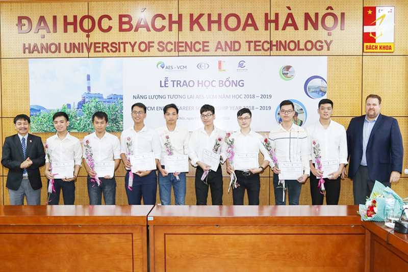  Công ty Nhiệt điện Mông Dương trao 20 suất học bổng cho sinh viên xuất sắc đến từ Quảng Ninh đang theo học ngành Điện tại Trường Đại học Bách khoa Hà Nội và Trường Đại học Điện lực. Ảnh: Đỗ Phương