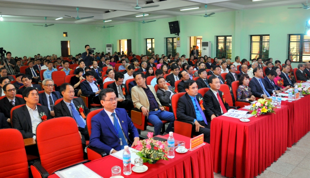 Các đại biểu dự lễ kỷ niệm 60 năm thành lập Trường Đại học công nghiệp Quảng Ninh.