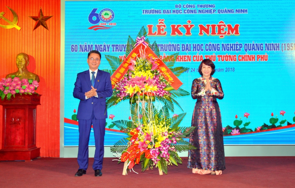 Đồng chí Vũ Thị Thu Thủy, Phó Chủ tịch UBND tỉnh thay mặt các đồng chí lãnh đạo tỉnh tặng lẵng hoa chúc mừng.
