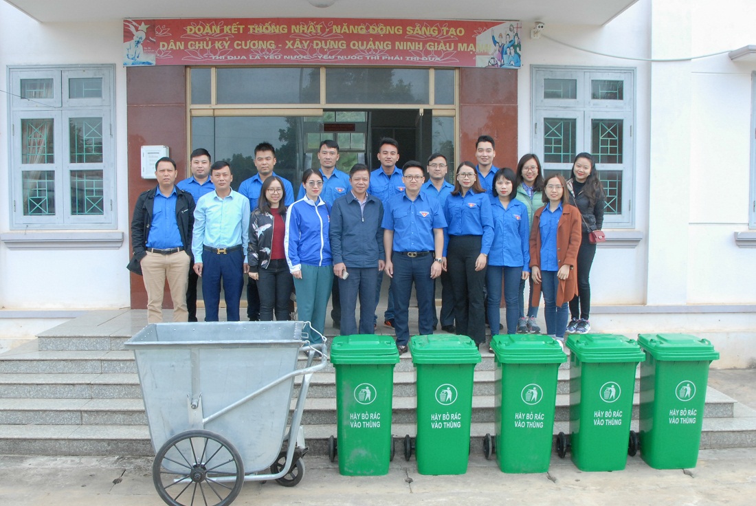 Đoàn tình nguyện trao tặng 1 xe đẩy thu gom rác và 5 thùng chứa rác công cộng cho UBND xã Thanh Lâm.
