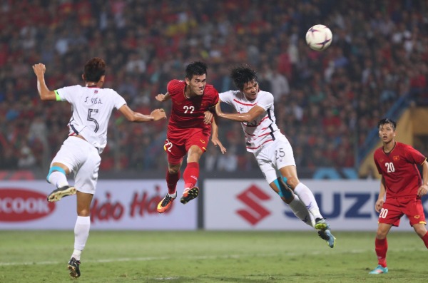 Việt Nam vào bán kết AFF Cup với ngôi đầu