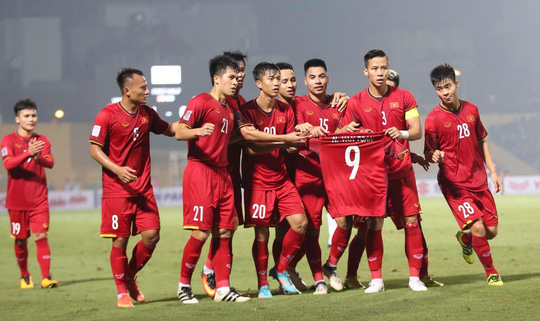 Các tuyển thủ giơ cao chiếc áo số 9 động viên Văn Toàn vượt qua cú sốc tinh thần