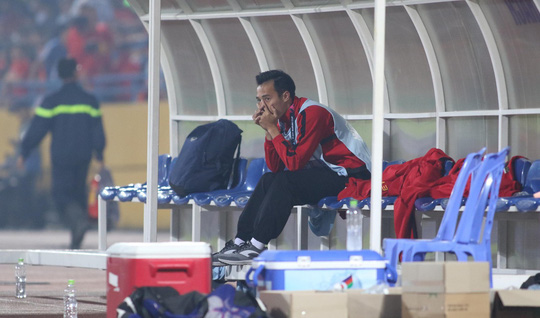 Văn Toàn buồn bã trên hàng ghế dự bị khi dính chấn thương nặng ngay trước trận đấu mà HLV Park Hang-seo định cho anh đá chính