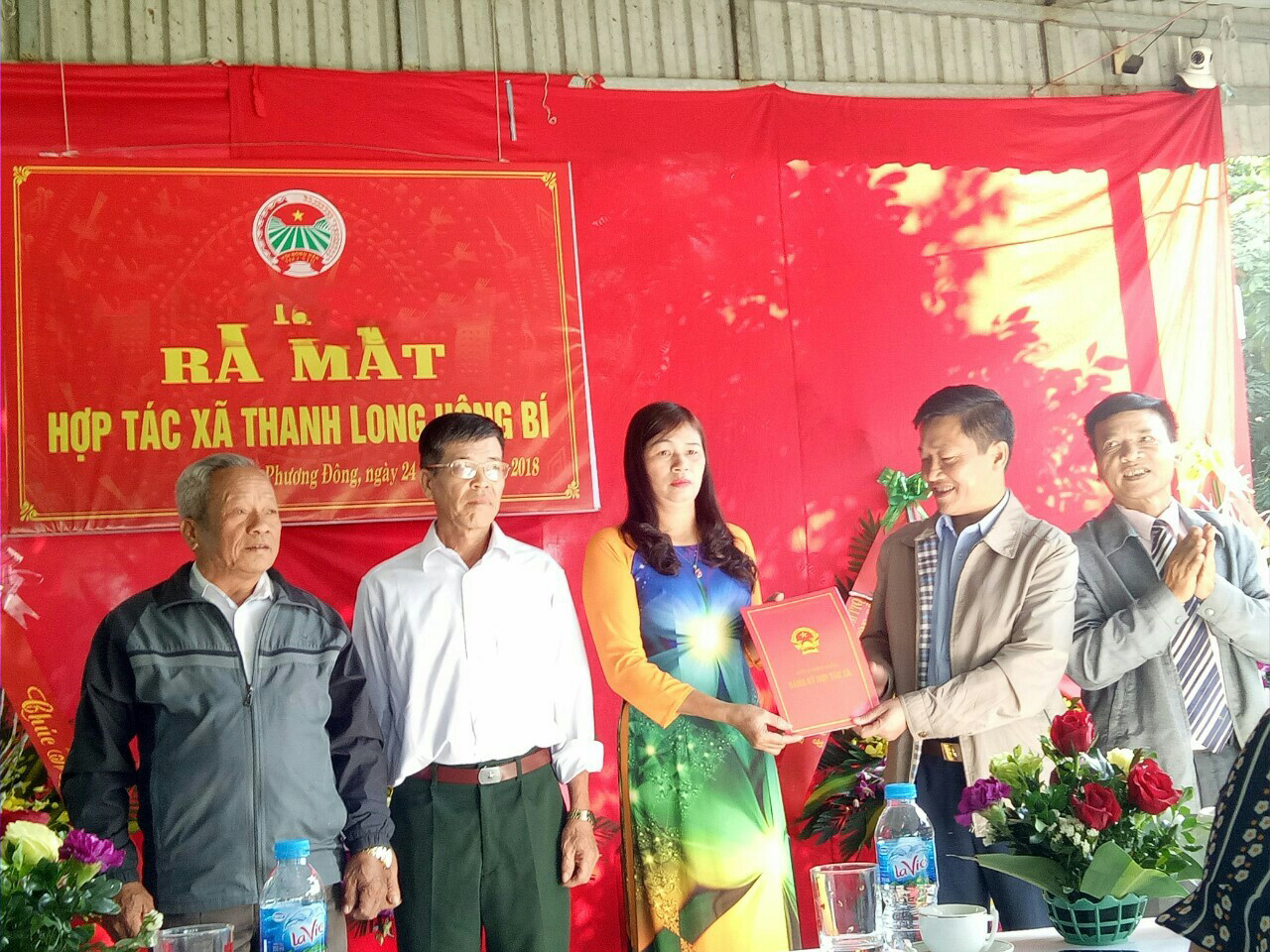 TP Uông Bí  trao quyết định thành lập HTX Thanh long Uông Bí cho các thành viên HDQT HTX