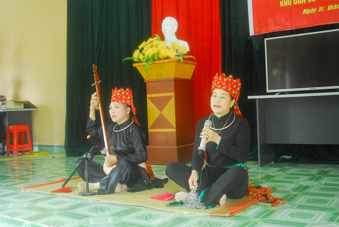 Người dân thôn Cửa Khẩu (xã Hoành Mô, huyện Bình Liêu) giao lưu hát Then truyền thống của dân tộc Tày trong Ngày hội đại đoàn kết tổ chức tại nhà văn hóa thôn.