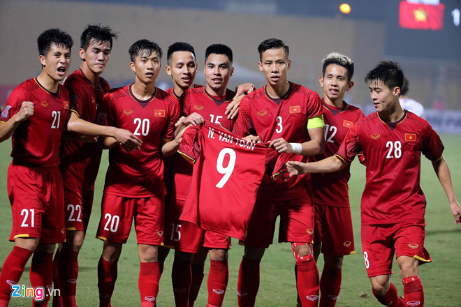 Đồng đội động viên Văn Toàn sau bàn thắng vào lưới Campuchia. Ảnh: Minh Hoàng.