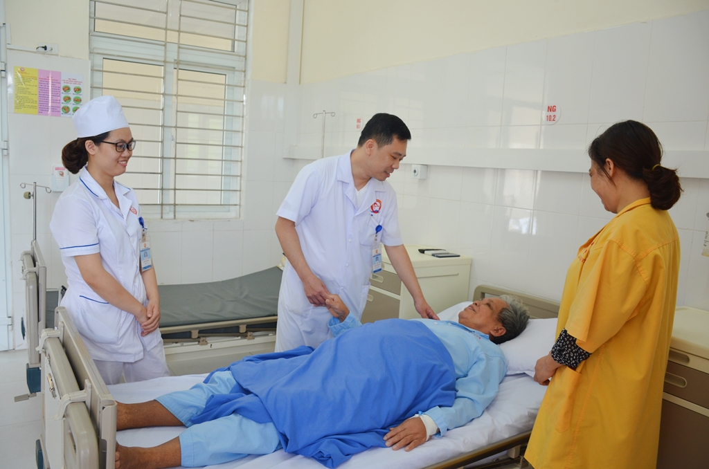 Bác sĩ Lam thường xuyên quan tâm hỏi thăm người bệnh