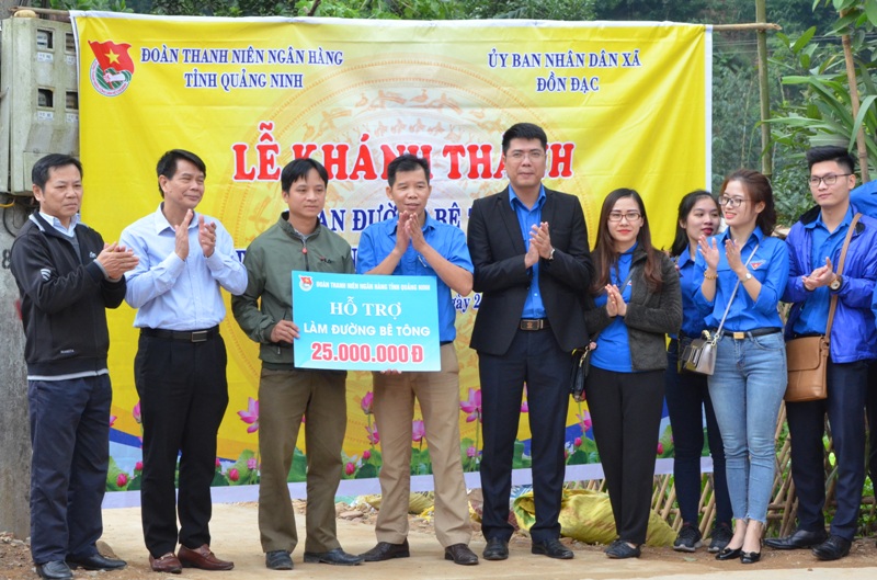 Đoàn thanh niên ngân hàng tỉnh trao tặng số tiền 25 triệu đồng cho thon Nà Làng, xã Đồn Đạc để làm 75m đường bê tông mới