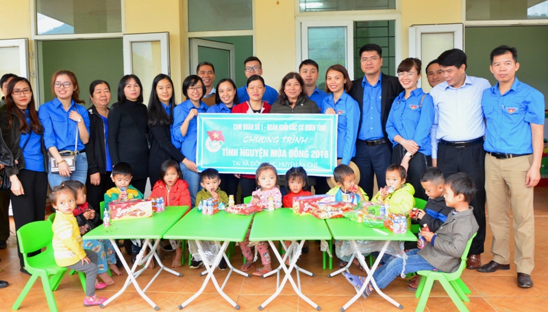Cụm đoàn số 1:đoàn khối các cơ quan tỉnh trao tặng 15 bộ bàn ghế mới cho điểm trường mầm non thôn Nà Làng